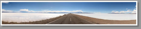Straße durch die Salzwüste - Salinas Grandes - Argentina
