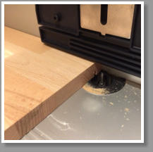 Fräsen der 5mm Nut in die Seitenteile der Schublade für den Boden aus 4 mm Sperrholz